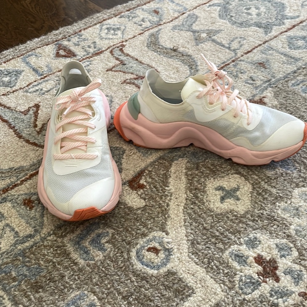 Sorel Tennis Shoes, great condition! Size 5.5